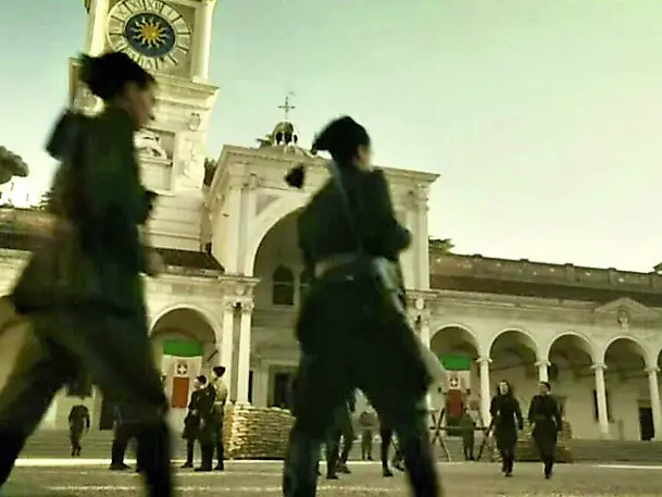 Una scena del film Alla festa della rivoluzione girata in centro a Udine davanti alla loggia del Lionello