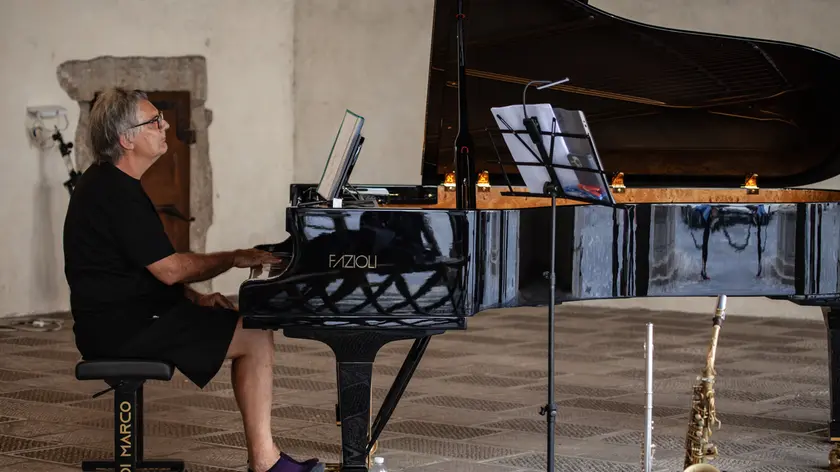 Il musicista friulano Glauco Venier al pianoforte