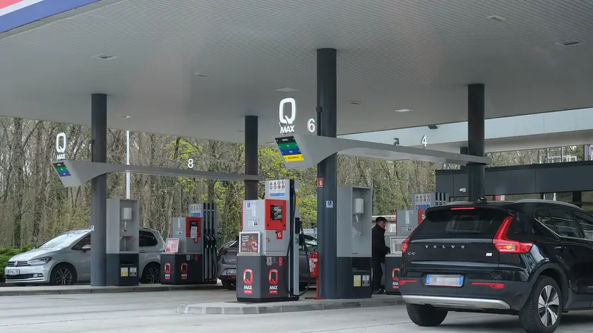 I distributori in Slovenia e i nuovi prezzi dei carburanti. Foto Massimo Silvano