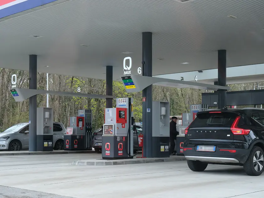 I distributori in Slovenia e i nuovi prezzi dei carburanti. Foto Massimo Silvano