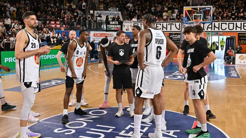 La delusione dell’Apu a fine partita Foto Petrussi