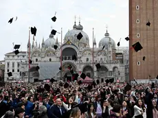 Il lancio del tocco durante la proclamazione di laurea degli studenti di Ca’ Foscari a San Marco