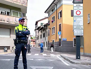 Polizia locale al varco di via Viola ©Foto Petrussi