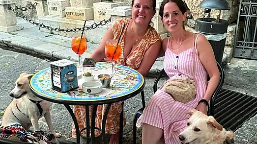 Valentina e Sara assieme alle cagnoline che hanno adottato insieme