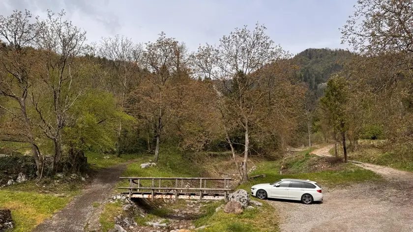 Il punto di partenza alla fine di via Farie, a Terzo di Tolmezzo (fotoservizio Petrussi)