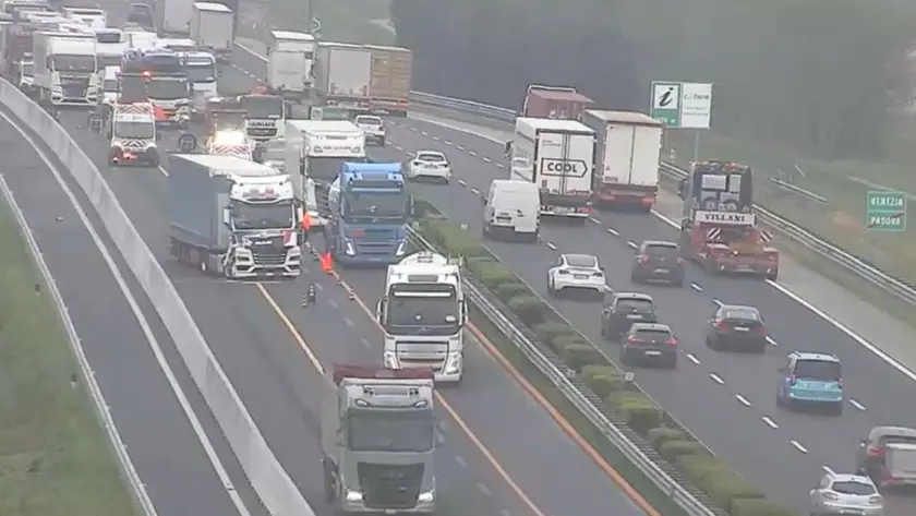 Uno dei due incidenti tra tir in A4 direzione Milano