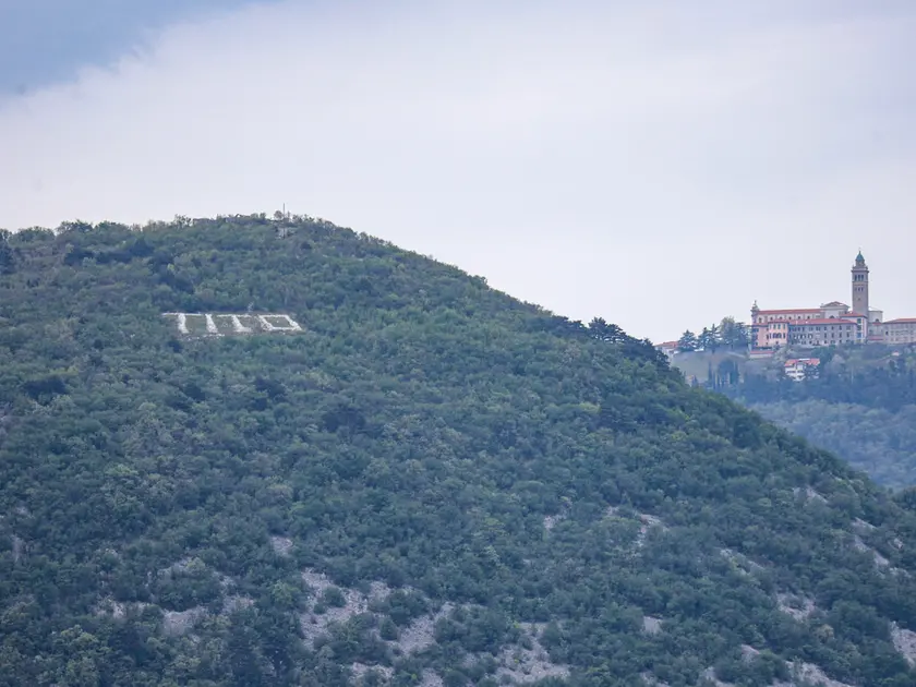 La scritta omaggio al leader yugoslavo Tito sul versante sloveno del monte Sabotino dal dopoguerra