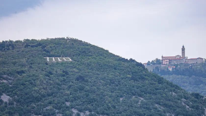 La scritta omaggio al leader yugoslavo Tito sul versante sloveno del monte Sabotino dal dopoguerra. Foto Tibaldi
