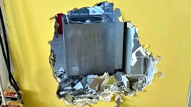 Il buco nella parete nel centro commerciale Coop di Cervignano per accedere alla filiale di CrediFriuli