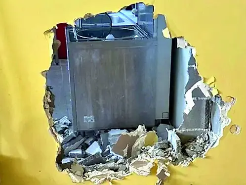 Il buco nella parete nel centro commerciale Coop di Cervignano per accedere alla filiale di CrediFriuli