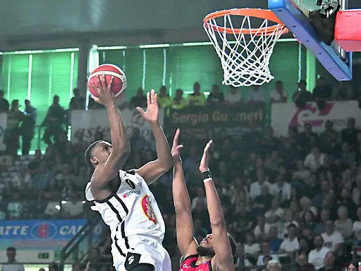 Un’entrata a canestro di Christon nel derby con Trieste ©Foto Petrussi