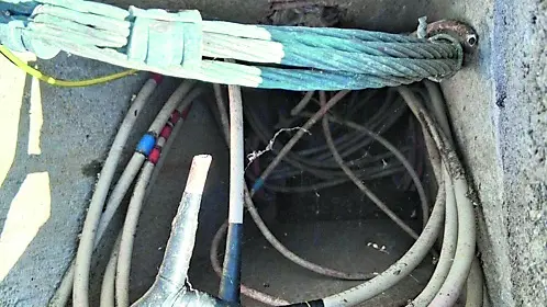 I cavi elettrici tranciati di uno dei tre pali della luce a Pagnacco