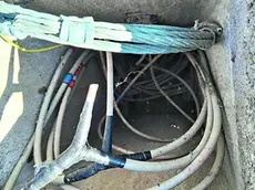 I cavi elettrici tranciati di uno dei tre pali della luce a Pagnacco