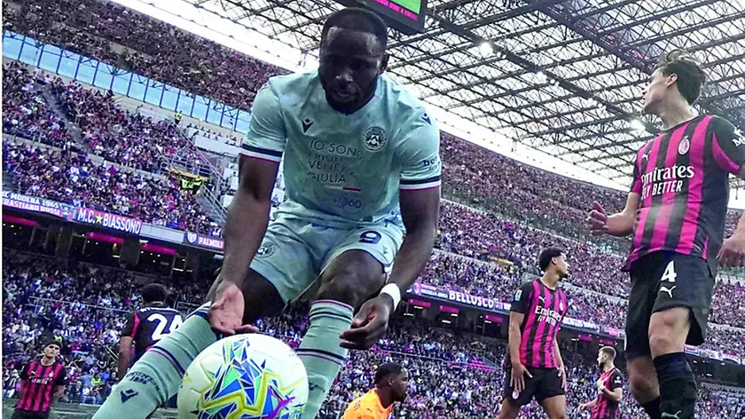 Keinan Davis raccoglie nella rete del Milan uno dei tre palloni che hanno affondato il Diavolo (foto Petrussi)