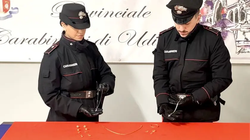 La refurtiva, composta da oggetti d'oro, è stata recuperata e restituita all'anziano truffato