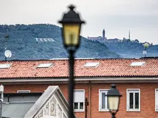 La scritta "Tito" sul monte Sabotino vista dal centro di Gorizia