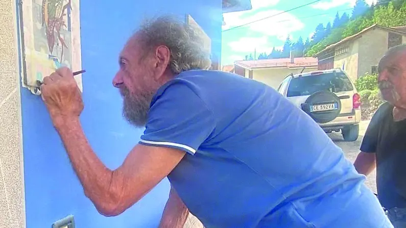 L’artista Claudio Marra al lavoro: aveva 83 anni, è morto in ospedale il 7 aprile