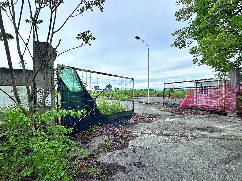 L'ingresso dell’area dell’ex Bertoli a Udine, con il cancello aperto