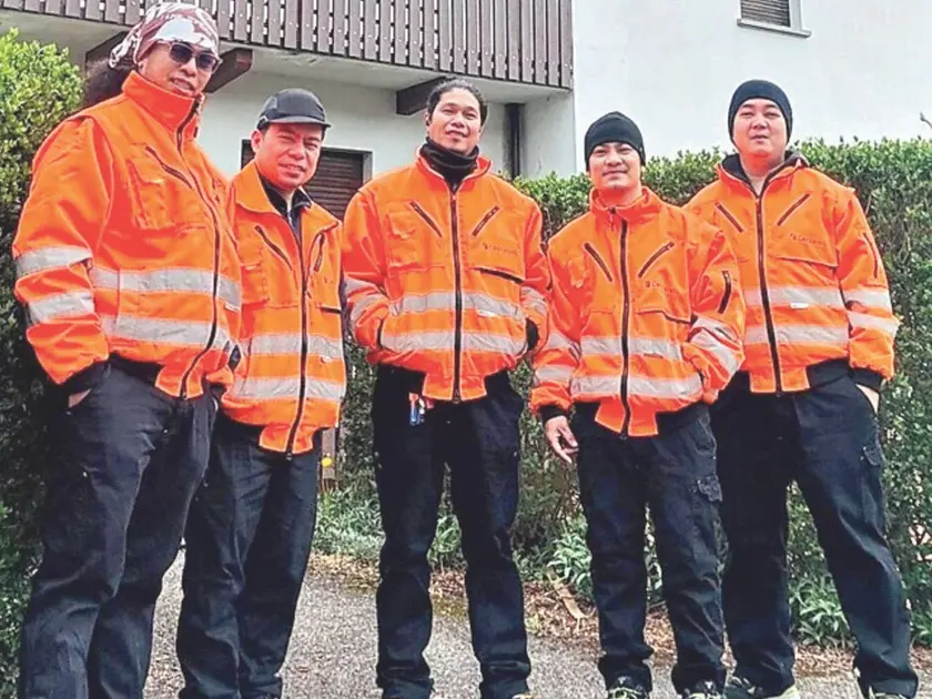 Luca Ceccarelli e cinque dei sei filippini che lavorano alla cartiera di Ovaro