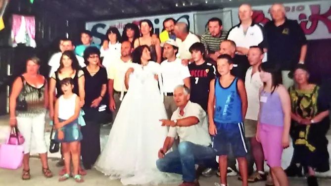 La grande festa per la riconsegna dell’abito alla sposa