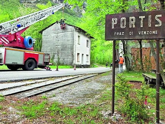 I vigili del fuoco impegnati nelle loro attività a Portis (foto Petrussi)