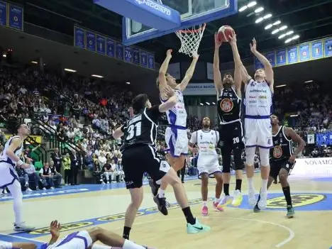 Un momento del match tra Treviso e Udine: una sconfitta indolore per l'Apu, che ora può festeggiare
