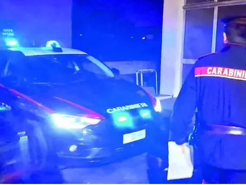 Solo dopo la fuga dei carabinieri la donna è riuscita a contattare i carabinieri