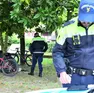 Gli agenti della polizia locale di Pordenone durante un controllo a parco Galvani (foto Ambrosio / Petrussi)