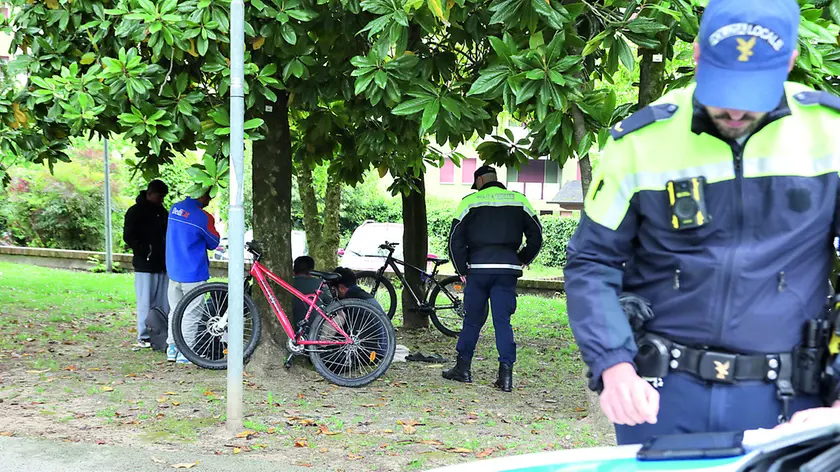 Gli agenti della polizia locale di Pordenone durante un controllo a parco Galvani (foto Ambrosio / Petrussi)