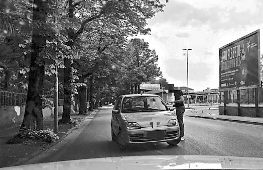 Anziana al volante contromano, il commissario della polizia locale sventa un incidente: conducente multata