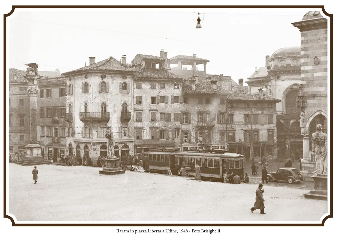 Il tram in piazza Libertà a Udine, 1948 (Foto Brisighelli)