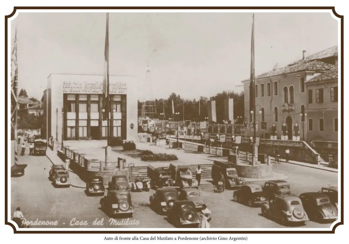 Auto di fronte alla Casa del Mutilato a Pordenone (archivio Gino Argentin)