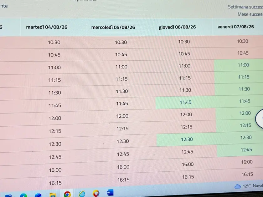 Nella schermata del computer si vede che i primi appuntamenti liberi sono ad agosto