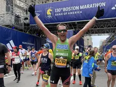 Antonello Cirnelli sul traguardo della maratona di Boston