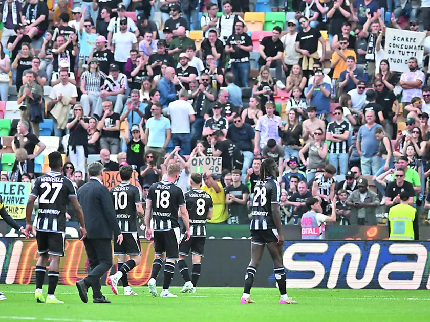 L’Udinese sotto la Curva Nord dopo la sconfitta contro il Parma ©Foto Petrussi