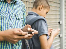 La psicologa spiega perché i social possono diventare una prigione per i ragazzi