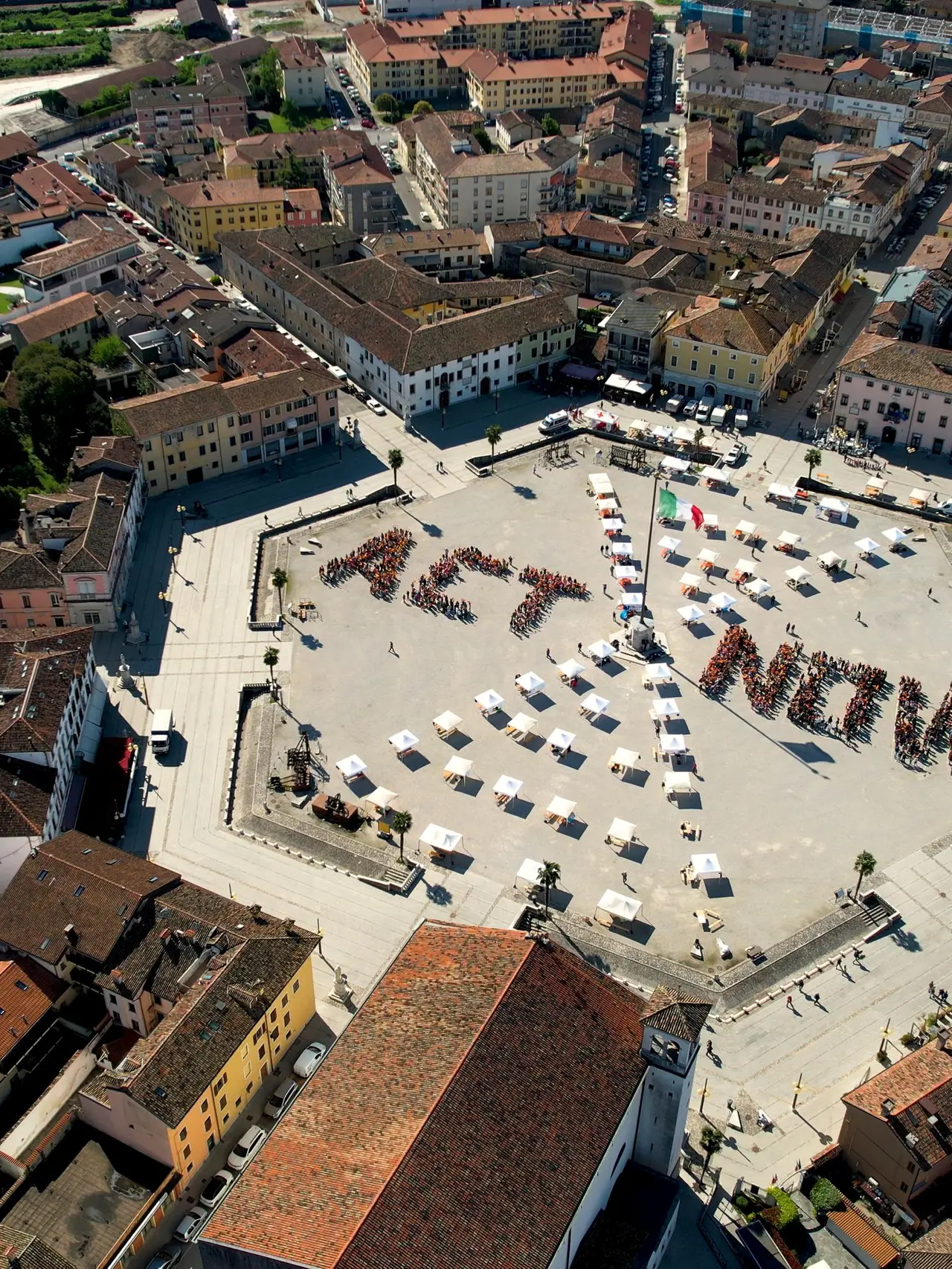 La scritta umana in piazza Grande a Palmanova diventa uno spazio di sensibilizzazione