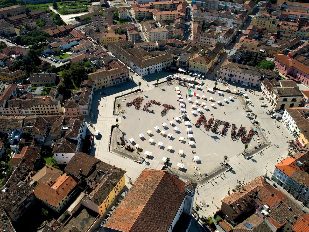 La scritta umana in piazza Grande a Palmanova diventa uno spazio di sensibilizzazione