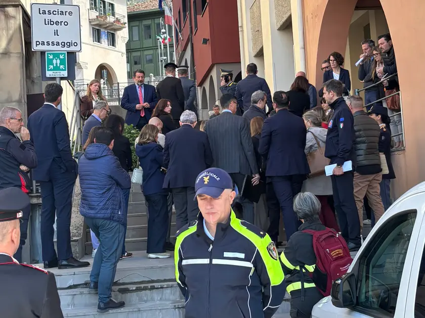 Un momenti della visita del cerimoniale del Quirinale a Gemona
