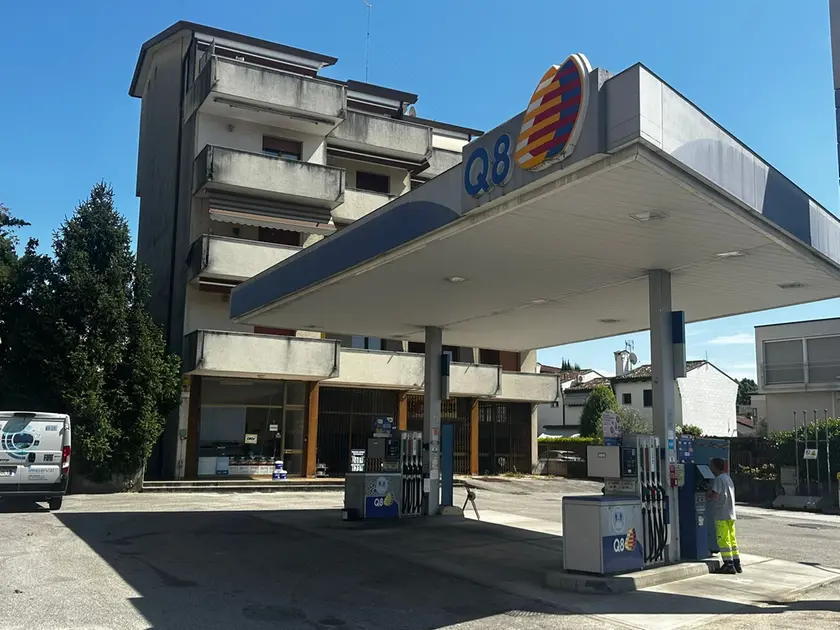 Il distributore di via Mestre dove è avvenuta l'aggressione