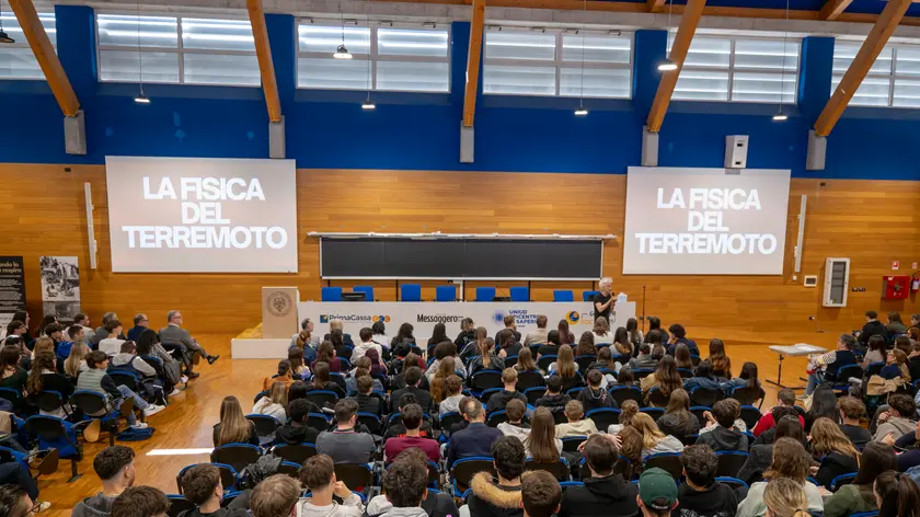 Oltre 300 i ragazzi presenti alla lezione-evento del professor Schettini organizzata da PrimaCassa e Messaggero Veneto (Foto Massmedia)
