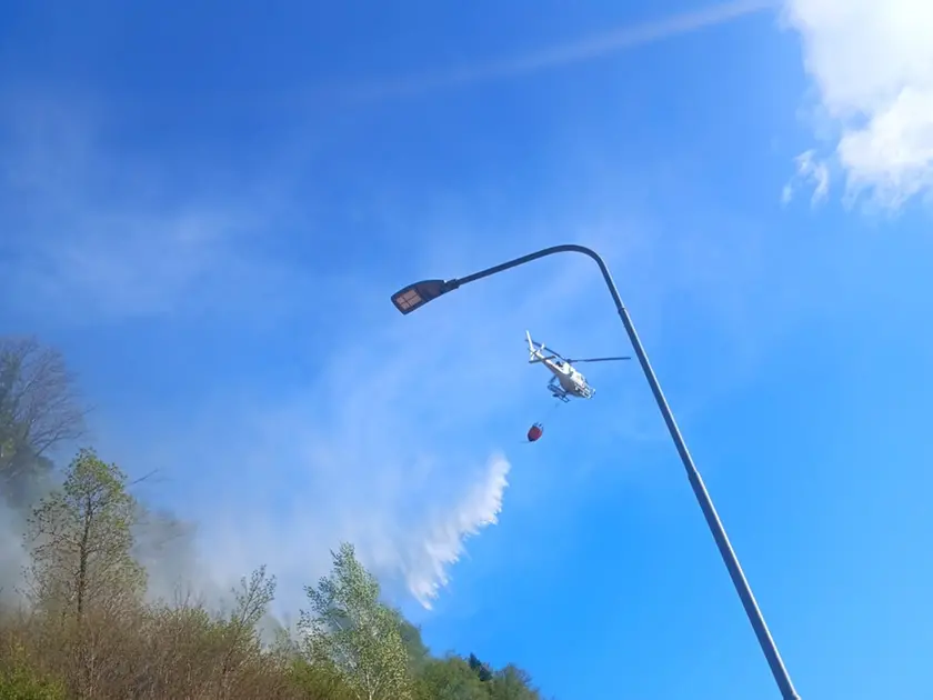 L'elicottero in volo in azione per spegnere l'incendio
