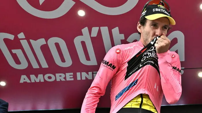 Colpo di scena al Giro d'Italia: il marchio "Io sono Fvg" sulla Maglia Rosa e trattativa per la partenza da Trieste nel 2027