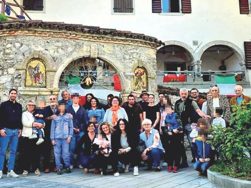 La grande famiglia Peresson all’esterno della dimora a Piano d’Arta, a destra la realizzazione dei mosaici