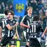 I bianconeri Zaniolo, Kristensen e Kamara festeggiano sotto lo sguardo del difensore laziale Marusic