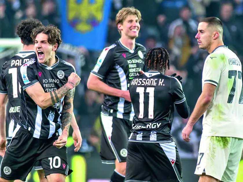 I bianconeri Zaniolo, Kristensen e Kamara festeggiano sotto lo sguardo del difensore laziale Marusic