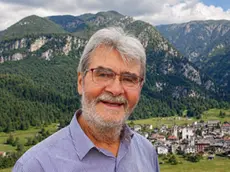 Erminio Polo con alle spalle i monti della Carnia, sua terra natia