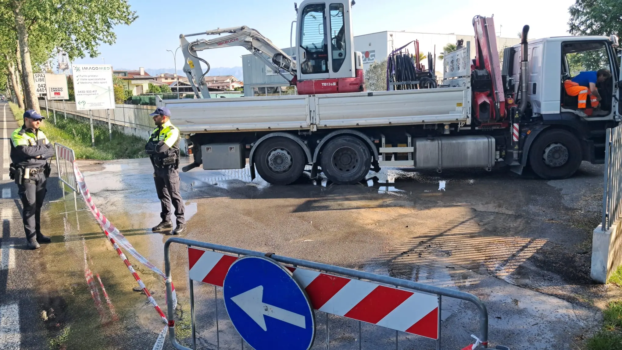 La tubatura rotta in viale Palmanova