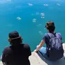 Triestini e turisti osservano le meduse sotto costa (fotoservizio Andrea Lasorte)