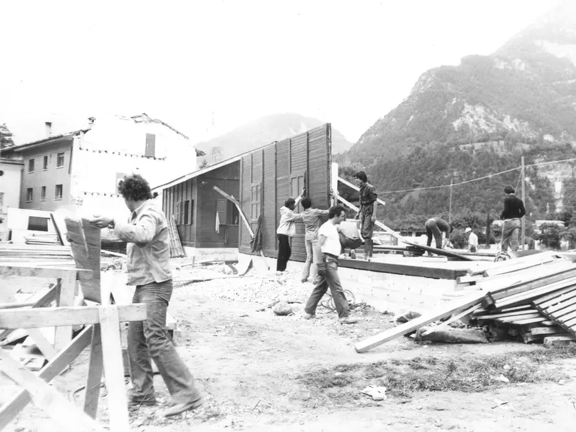 Si avvia la ricostruzione dopo il terremoto del 1976 a Resiutta.